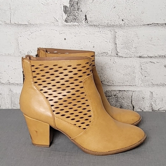 George 4" Tan Ankle Boots - Picture 2 of 8
